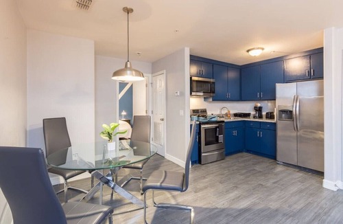 McAllen Apartment | King Bed, Central Location Fast WiFi/Long Term
