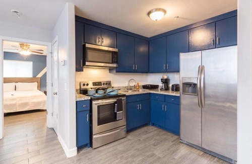 McAllen Apartment | King Bed, Central Location Fast WiFi/Long Term