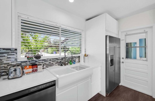 Deerfield Beach House | King Bed, Heated Pool, Hot Tub, BBQ, Putting Green