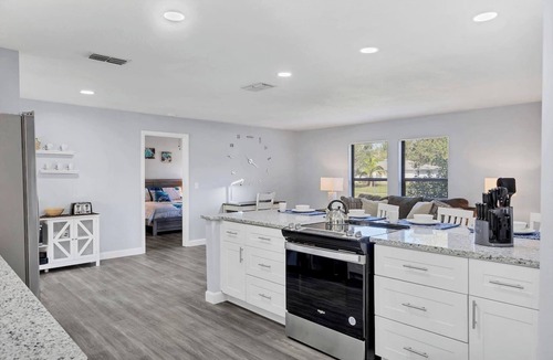Fruitville House | King Bed huge kitchen Ping-Pong screened patio