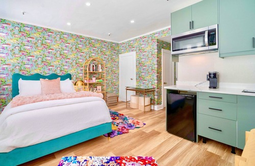 Palm Beach Hotel | King Bed Mermaid Suite , free parking, heart of Palm Beach