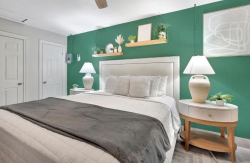 Bryant Ski Chalet | King Bed Modern Stay Always Fresh and Comfy