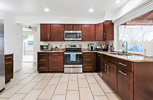 Plano House | King Bed, Nice Backyard, Family Friendly, Games, Cornhole, Grill, Foosball