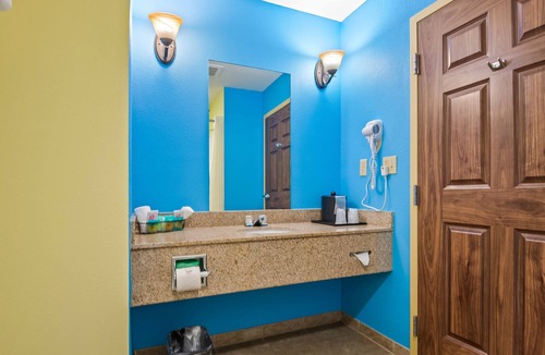 Crawfordville Hotel | King Bed Non-Smoking Pet-Friendly – Comfort & Convenience at Wildwood Inn