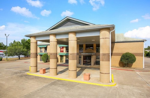 Texarkana Apartment | King Bed | Non Smoking