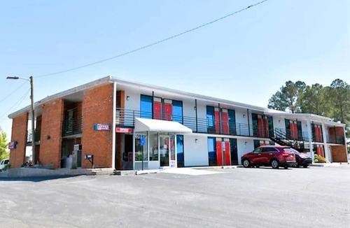 Valdosta Apartment | King Bed|Non Smoking