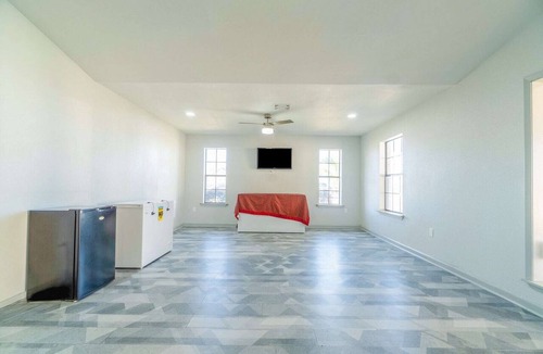 Pleasanton Apartment | King Bed|Non-Smoking