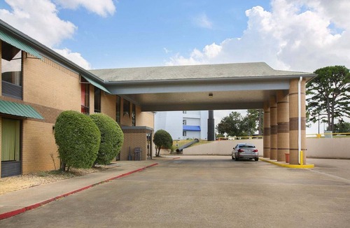 Texarkana Apartment | King Bed | Smoking|Texarkana