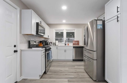 Lee's Summit House | King Beds Sleeps8 Arcade great location!