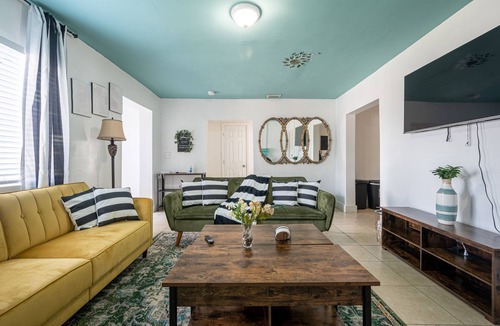West Little River House | King Size Beds, Chef's Kitchen & Central Location