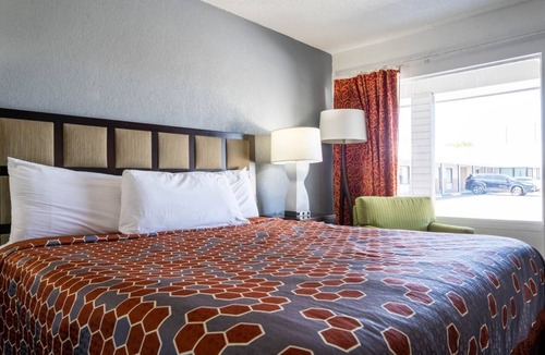 Ocala Hotel | King Size Comfort Off I-75: Quiet Night, Near Ocala Shopping Center!