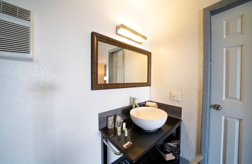 Ocala Hotel | King Size Comfort Off I-75: Quiet Night, Near Ocala Shopping Center!