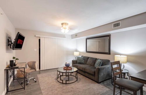 McAllen Apartment | King SIze 🛏 Fast WiFi 📶Central Workspace & Cozy✅
