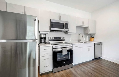 SoNo Apartment | King Studio Getaway! Prime Location, Balcony, Gym