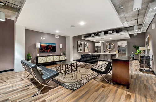 SoNo Apartment | King Studio Getaway! Prime Location, Balcony, Gym