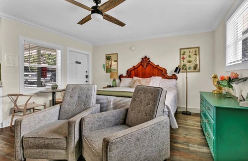 Safety Harbor Hotel | King Studio Retreat: With Free Wifi and Laundry