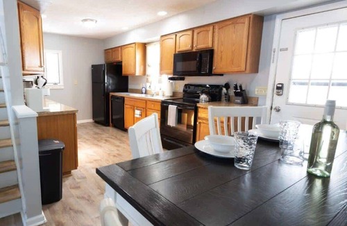 Medina House | King Suite, Acre & Fire Pit in Medina!