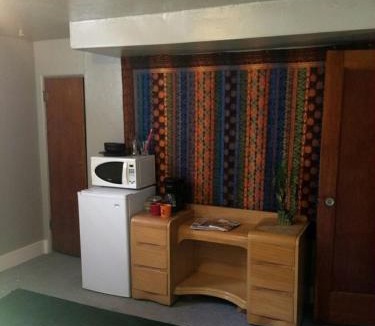 Barnum West Apartment | King Suite Between City and Slopes