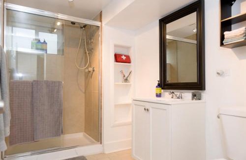 Barnum West Apartment | King Suite Between City and Slopes