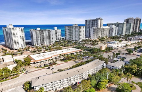 Galt Mile Hotel | King Suite with Kitchenette at Ocean Blvd Near the Beach