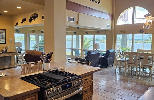 Crystal River House | KINGS BAY “AUG WEEK JUST OPENED & SEP SALE” 4 Bedrooms, Decks 2 Docks, 400 shore