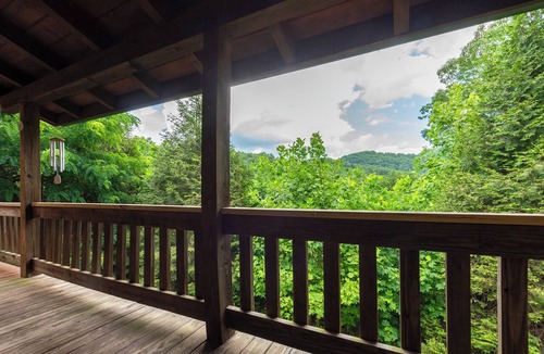 Old Fort House | Kitty's Cabin: HotTub, Lake, Waterfalls, Mountain Views, King Bed.