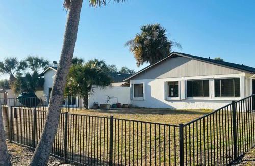 Palm Harbor House | KoKo Hut Golf Views Fenced Coastal Cottage