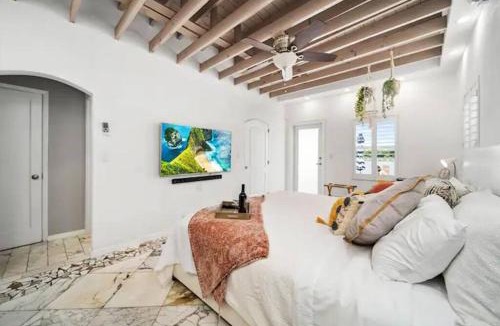 Hollywood Lakes Apartment | Komffy Studio with King Bed