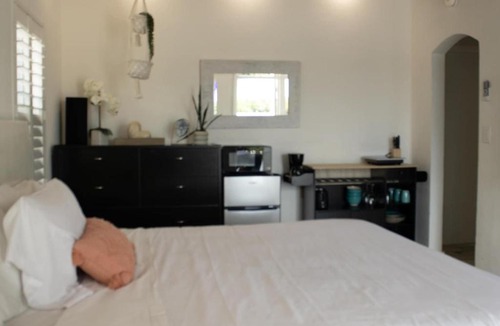 Hollywood Lakes Apartment | Komffy Studio with King Bed
