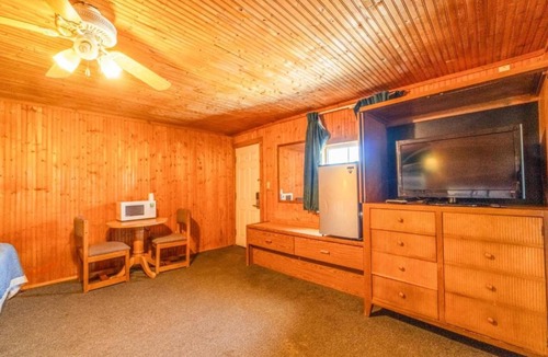 La Crosse Apartment | La Crosse KS | King Bed