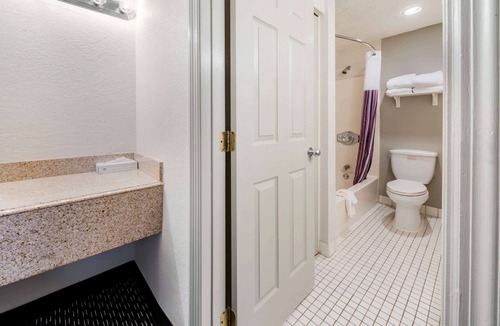 Survey Creek Hotel | La Quinta Inn by Wyndham Ft. Lauderdale Tamarac East