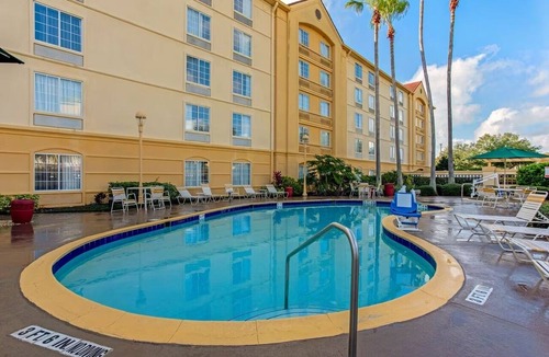 Airport North Hotel | La Quinta Orlando | Executive King | Free Shuttle & Breakfast | Pool | Near MCO