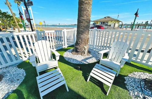 Pass-a-Grille Historic District Apartment | La Tortuga Historic Downtown Pass A Grille St Pete Beach 1