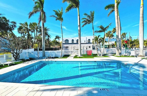 Pass-a-Grille Historic District Apartment | La Tortuga Historic Downtown Pass A Grille St Pete Beach 5