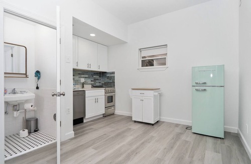 Pass-a-Grille Historic District Apartment | La Tortuga Historic Downtown Pass A Grille St Pete Beach 6