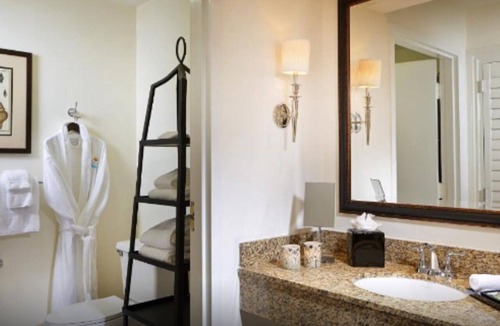 Pelican Bay Hotel | Lake King | Inn at Pelican Bay | Lake Views, Breakfast Included, Beach Ride
