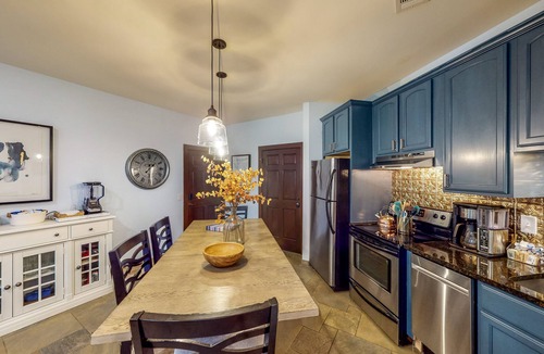 Eatonton Villa | Lake Oconee multi-group villa with four separate condos, fairway views, & AC