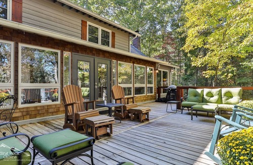 Hiawassee Cabin | Lake Reflections | Sleeps 6 | No Pet Fee | lakefront w/dock | paved | Hot Tub