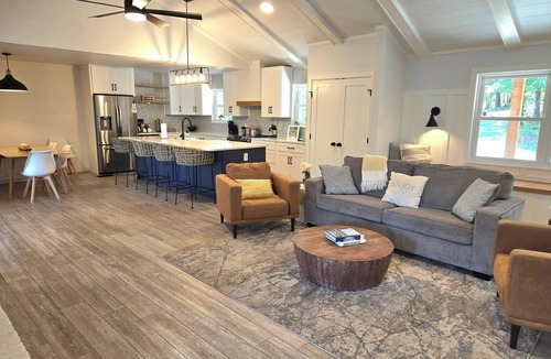 Pottsboro House | Lake Texoma 4BR Farmhouse Game Room + Free Tanglewood Resort Access Sleeps 14