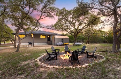 Canyon Lake House | Lake View Modern Farmhouse Hot Tub 4 En Suites
