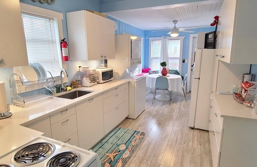 Mango Groves Cottage | Lake Worth Beach Paradise Cove Cottage - 2-1 Bedroom