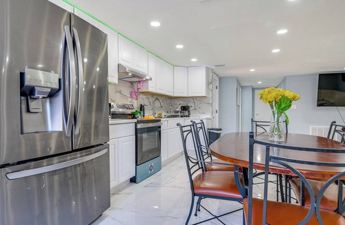 Aloha Gardens Cottage | Lakefront Anglers Oasis in Holiday! 8 Mi to Beach