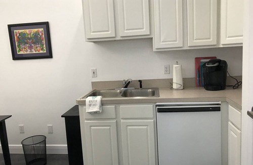 College Park Apartment | Lakefront Artist's Studio- Relax in Luxury!
