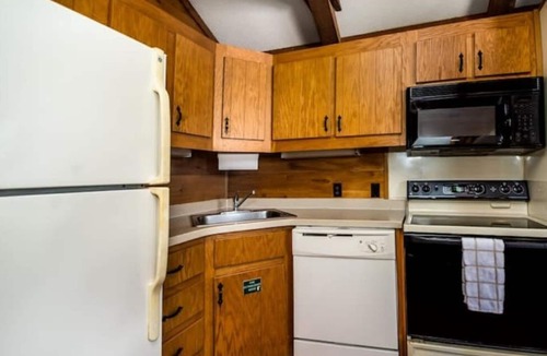Seminole Cabin | Lakefront Cabin #407, 10mins to Beach/Dog Friendly/Prime Location/BOOK TODAY
