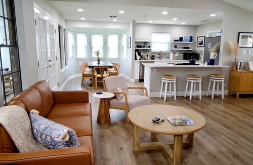 Granbury House | Lakefront, Game Room, Kayaks, Stunning Sunsets, Fishing, Relaxing.