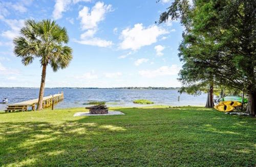 Florida South Atlantic Coast House | Lakefront Home w/Screened Porches in Frostproof!