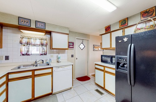 Leesburg House | Lakefront home with al fresco dining, dock, office, expansive interior, & W/D