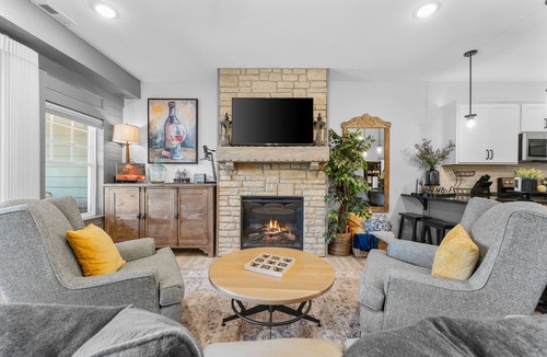 Branson Condo | Lakefront Luxury: NoStairs/King beds Wheelchair Accessible Families/Couples/Pets