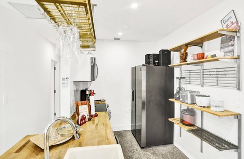 West Park House | Lakefront Oasis: Pool, Kayak & Beach Volleyball