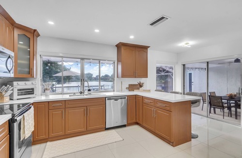 Pembroke Pines House | Lakefront Pool Family Home in Hollywood 10 minutes to HardRock stadium